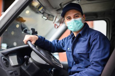 Maske takan bir minibüs şoförünün portresi, koronavirüs konsepti.