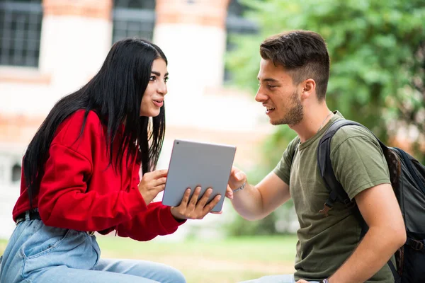 Estudantes Usando Tablet Parque Perto Escola — Fotografia de Stock