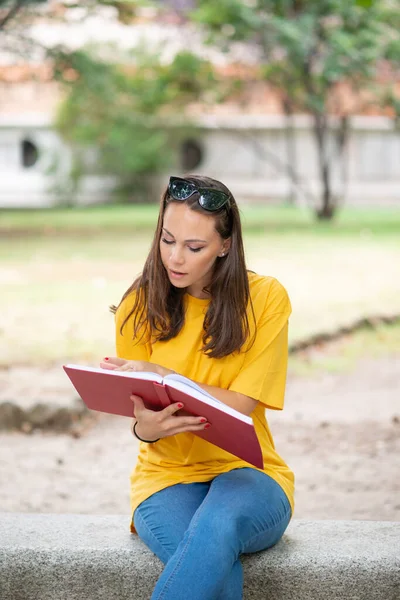 Schöne Studentin Liest Draußen Ein Buch — Stockfoto
