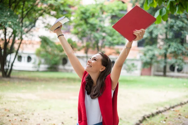 Kvinna Student Höjer Handen För Lycka Examen Eller Antagning Examination — Stockfoto