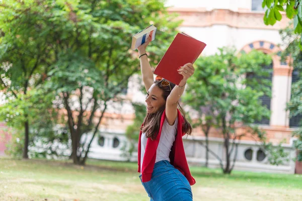 女学生举手争取幸福 参加考试或入学考试的概念 — 图库照片