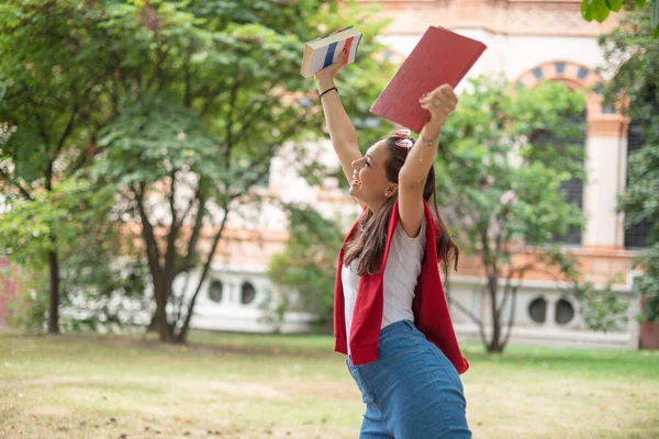 Студентка Поднимает Руку Счастья Экзамена Вступительного Экзамена — стоковое фото