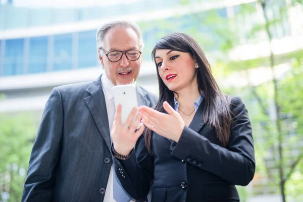 Uomini Affari Che Utilizzano Tablet Concetto Lavoro Ufficio All Aperto — Foto Stock