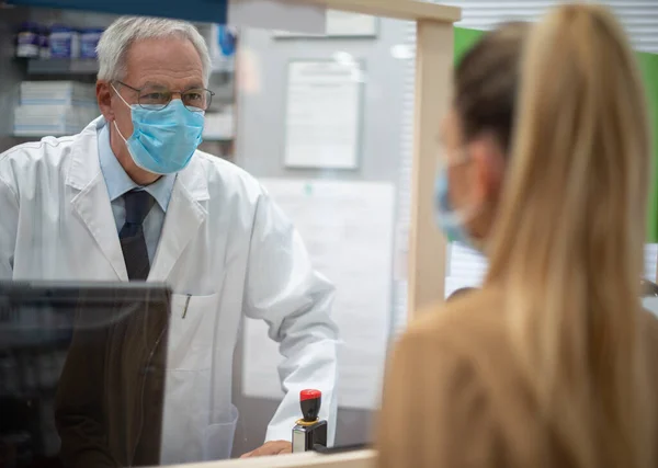 Young Masked Woman Checking Out Pharmacy Coronavirus Concept — Stock Photo, Image