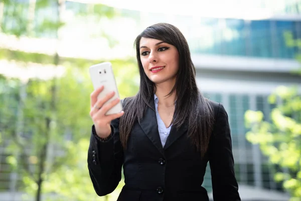 Leende Affärskvinna Med Smartphone Utomhuspool — Stockfoto