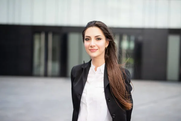 Portret Van Een Lachende Zakenvrouw Een Stad — Stockfoto