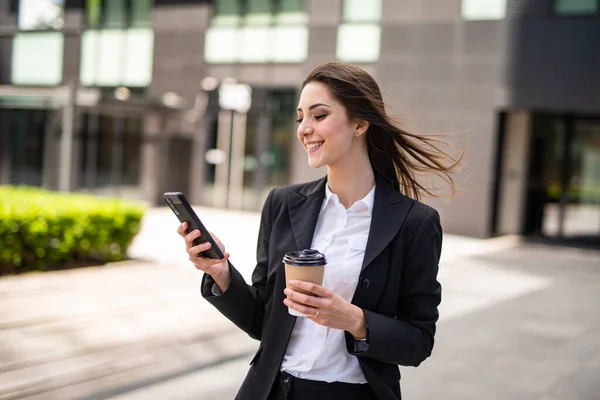 Kahve Içerken Akıllı Telefonunu Kullanan Genç Bir Kadınının Ayrıntıları — Stok fotoğraf