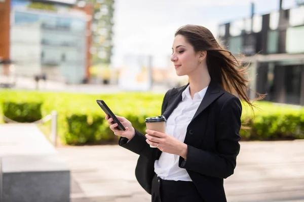 Ung Affärskvinna Som Använder Sin Mobiltelefon När Hon Går Utomhus — Stockfoto