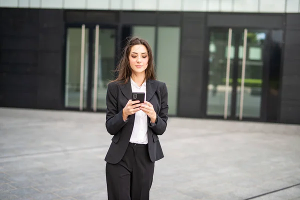 Smiling Young Business Woman Using Her Mobile Cell Phone — Stock Photo, Image