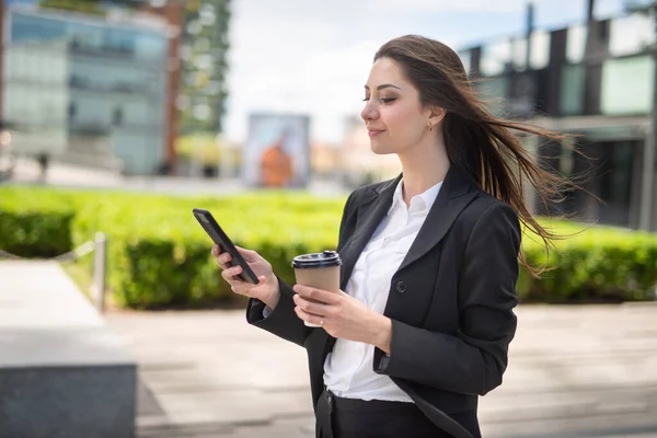 Jong Zakenvrouw Met Behulp Van Haar Mobiele Telefoon Tijdens Het — Stockfoto