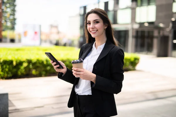 Ung Affärskvinna Som Använder Sin Mobiltelefon När Hon Går Utomhus — Stockfoto