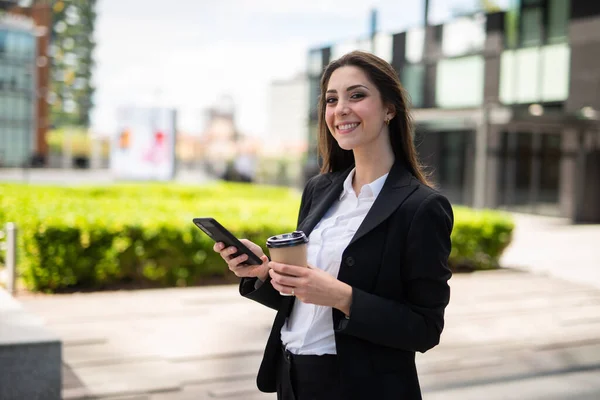 Jong Zakenvrouw Met Behulp Van Haar Mobiele Telefoon Tijdens Het — Stockfoto