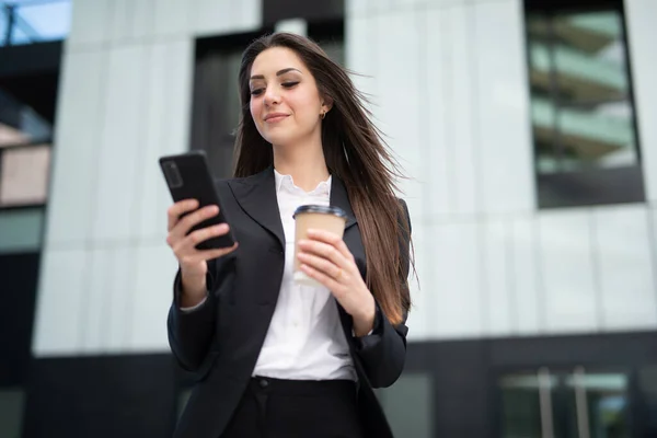 Leende Affärskvinna Som Använder Sin Smartphone Ett Modernt Torg — Stockfoto