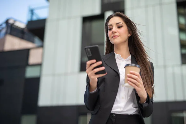 Junge Geschäftsfrau Benutzt Ihr Handy Beim Spazierengehen Freien — Stockfoto