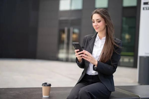 Modern Şehir Meydanında Akıllı Telefonunu Kullanan Gülümseyen Bir Kadını — Stok fotoğraf