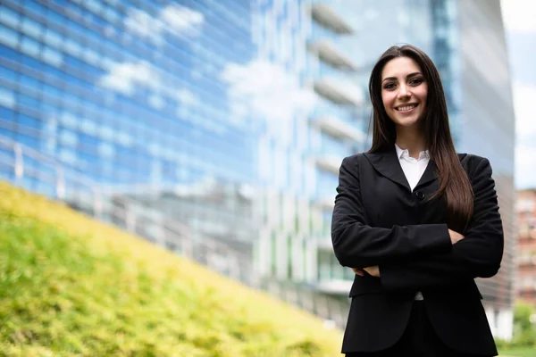 Mujer Joven Sonriente Cerca Campo Hierba Edificio Oficinas Vidrio Una —  Fotos de Stock