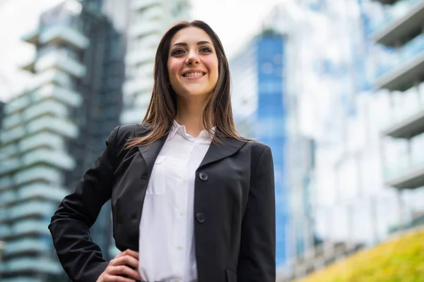 Femme Affaires Souriante Marchant Plein Air — Photo