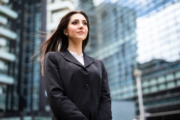 Portret Van Een Lachende Vrouw Voor Haar Kantoor Een Moderne — Stockfoto