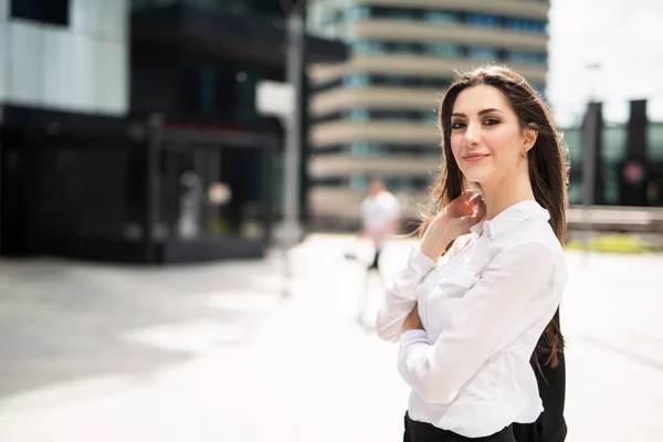 若い笑顔のビジネス女性の肖像屋外を歩く — ストック写真