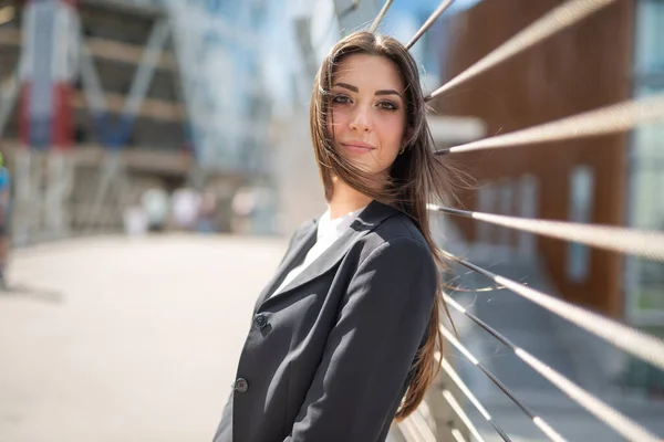 Portret Van Een Jonge Vrouw Buurt Van Een Brug Mode — Stockfoto