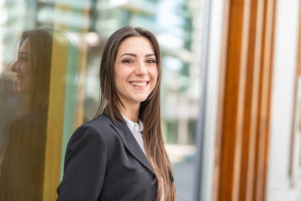 Portrait Smiling Businesswoman City — Stock Photo, Image