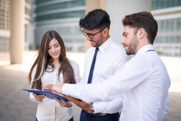 Grupo Empresarios Hablando Fuera Oficina Concepto Trabajo Equipo —  Fotos de Stock