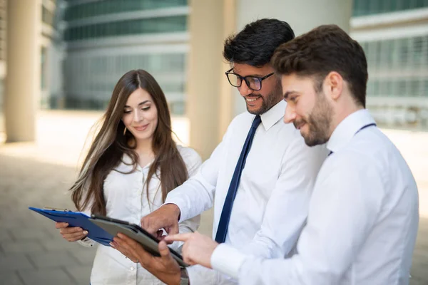 Grupo Empresarios Que Utilizan Una Tableta Fuera Oficina Concepto Trabajo —  Fotos de Stock