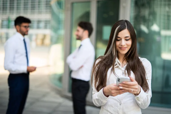 Ofisinin Önünde Akıllı Telefonunu Kullanan Genç Bir Kadını — Stok fotoğraf