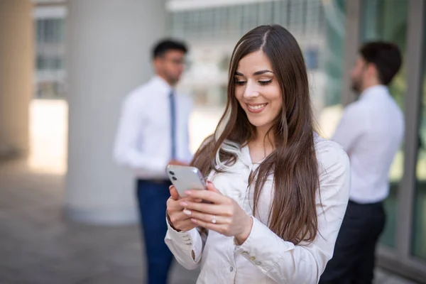 Mladá Podnikatelka Pomocí Svého Chytrého Telefonu Před Svou Kanceláří — Stock fotografie