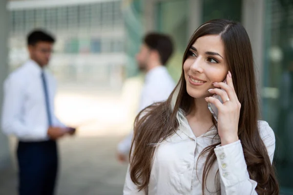 Jovem Empresária Conversando Celular — Fotografia de Stock