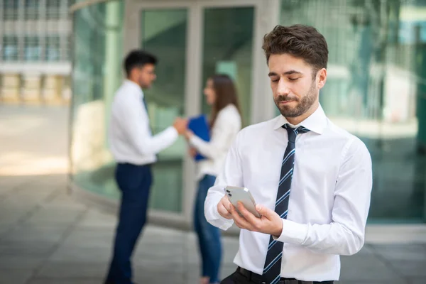 Young Businessman Using Cellphone — Stock Photo, Image