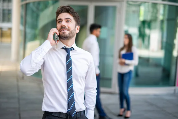 Empresário Falando Celular Uma Cidade Moderna — Fotografia de Stock