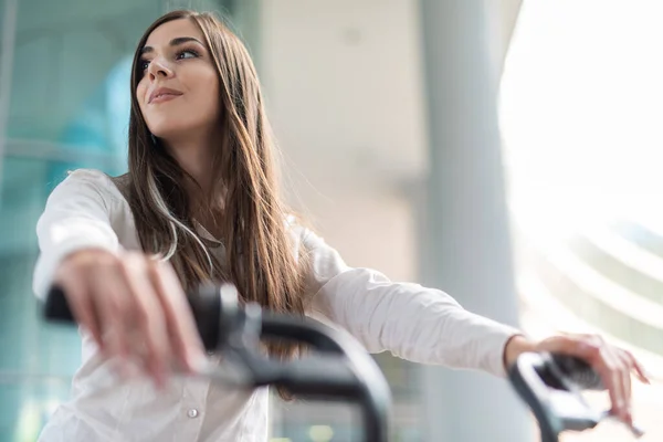 Jonge Vrouw Met Haar Fiets Een Moderne Stad — Stockfoto