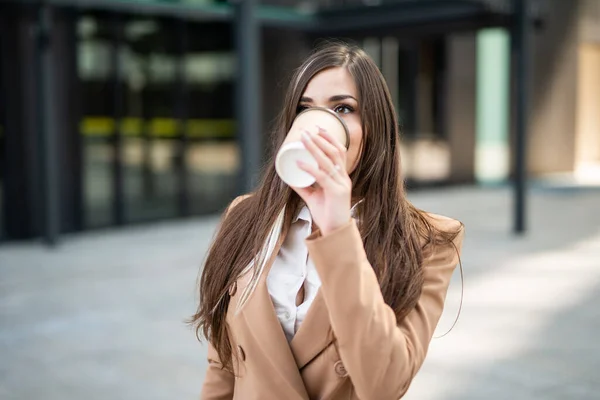 Joven Empresaria Tomando Café Mientras Camina Por Una Ciudad — Foto de Stock