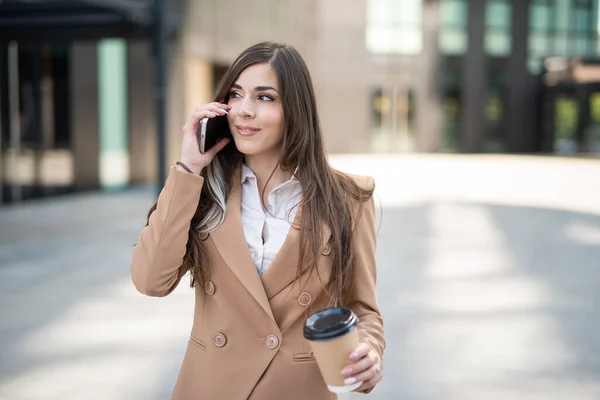 Jonge Zakenvrouw Aan Telefoon Een Straat — Stockfoto