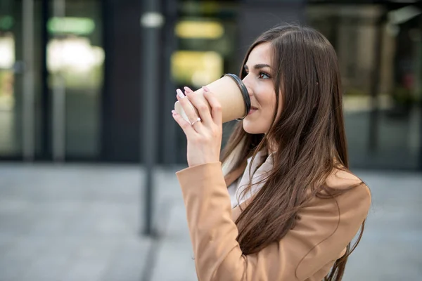 Joven Empresaria Tomando Café Mientras Camina Por Una Ciudad — Foto de Stock