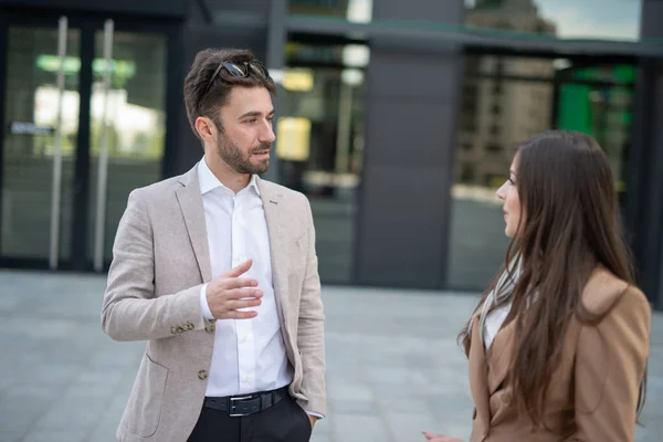 Zakenman Zakenvrouw Praten Voor Hun Kantoor Een Stad — Stockfoto