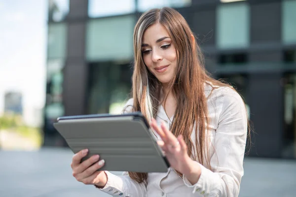 Smiling Businesswoman Using Tablet Outdoor Her Office — Stock Photo, Image