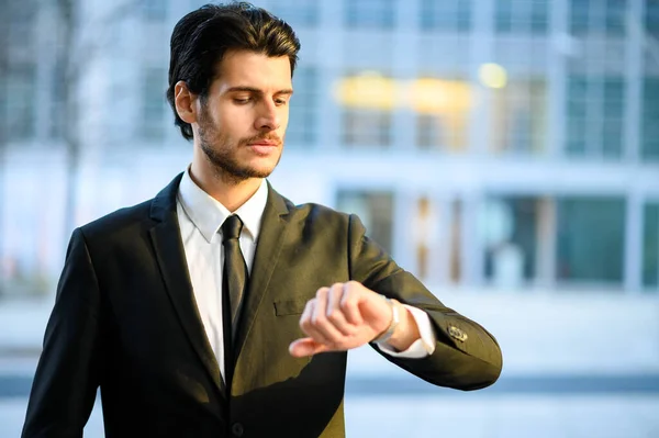 Zakenman Kijkt Naar Tijd — Stockfoto