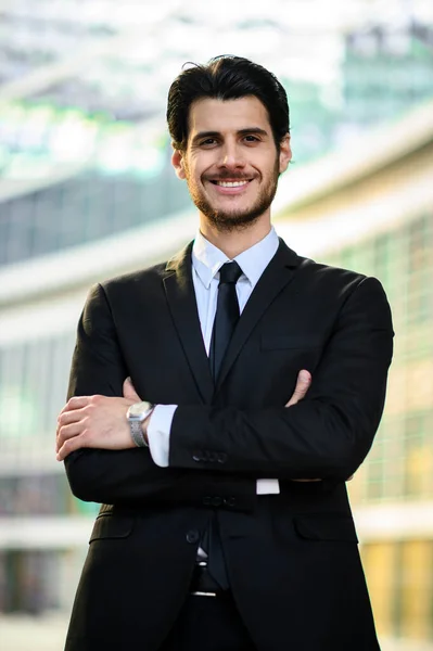 Giovane Uomo Affari All Aperto Sorridente Con Fiducia — Foto Stock