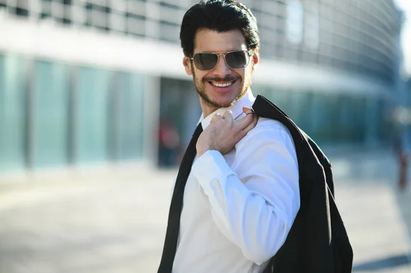 Jovem Empresário Livre Usando Óculos Sol Segurando Seu Casaco Dia — Fotografia de Stock