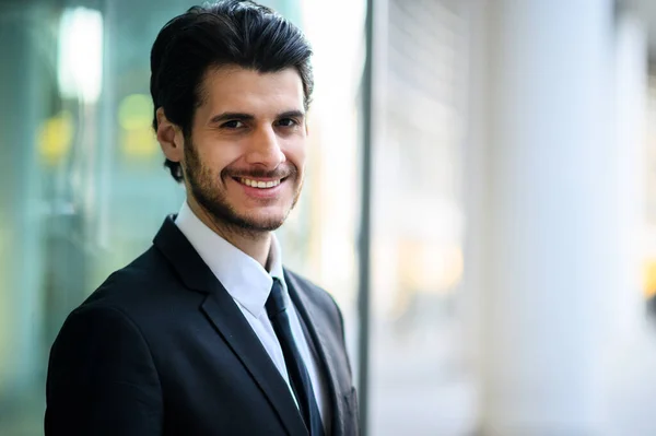 Joven Hombre Negocios Aire Libre Sonriendo Con Confianza —  Fotos de Stock