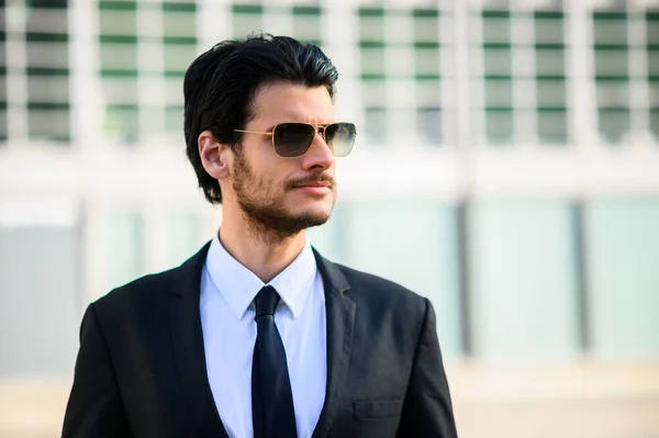 Joven Hombre Negocios Aire Libre Con Gafas Sol —  Fotos de Stock