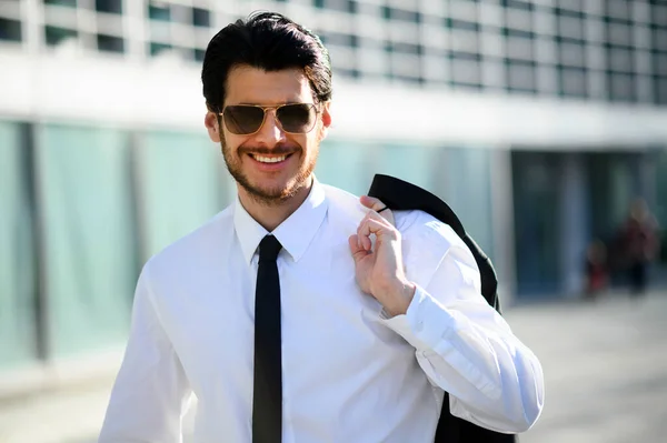 Fiatal Üzletember Kint Napszemüveget Visel Egy Napsütéses Napon Tartja Kabátját — Stock Fotó