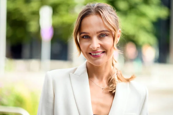 Portret Van Gelukkig Vrolijke Lachende Jonge Mooie Blonde Vrouw Buitenshuis — Stockfoto