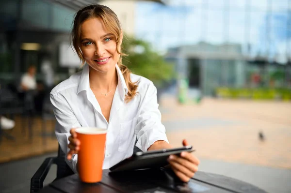 Junge Geschäftsfrau Auf Kaffeepause Lächelt Die Kamera — Stockfoto