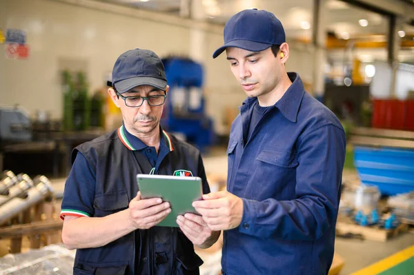 Retrato Dois Engenheiros Usando Tablet Uma Instalação — Fotografia de Stock