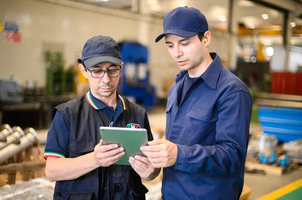 Portret Van Twee Ingenieurs Die Een Tablet Gebruiken Een Instelling — Stockfoto