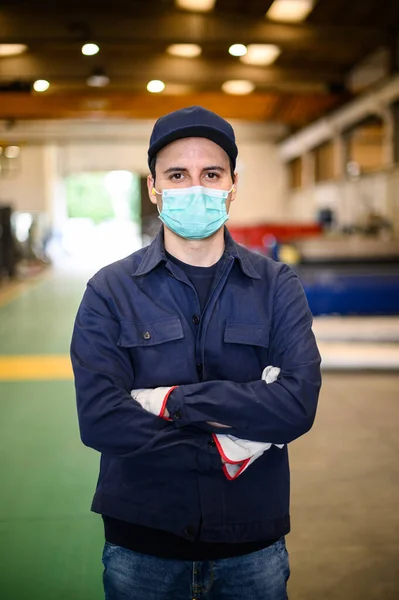 マスク コロナウイルスの概念を身に着けている工業プラント内の労働者の肖像画 — ストック写真