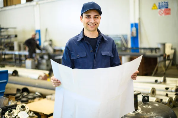 Ingenieur Betrachtet Einen Bauplan Einer Anlage — Stockfoto